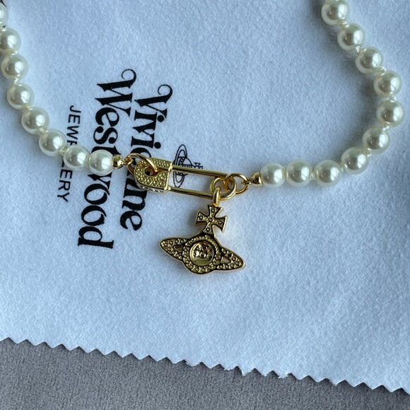 Vivienne Westwood Single Layer Pearl Golden Yellow Pin Necklace - Picture 7 of 9